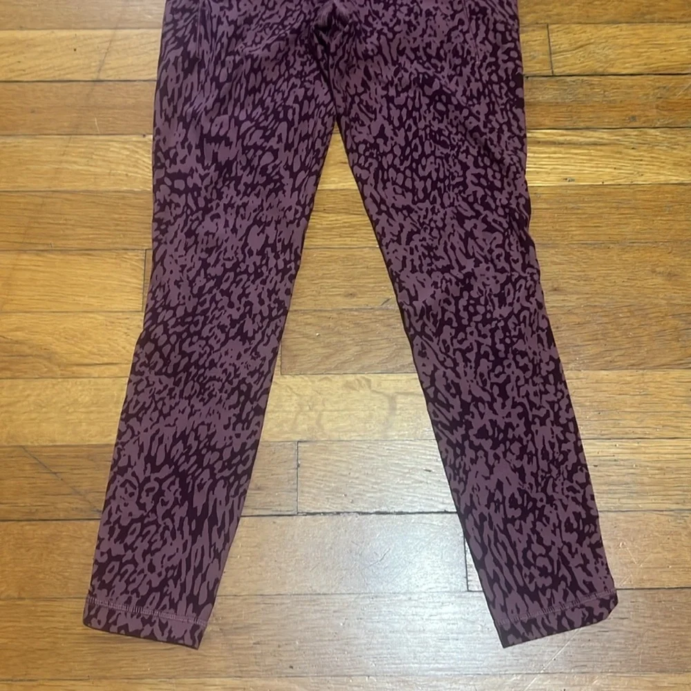 Athleta Salutation Stash Pocket II 7/8th Printed Tights in Mauve, size XS